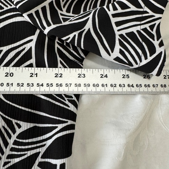 Allison Daley Black + White Abstract Leaf Short‎ Sleeve Button Up Blouse Size 14 - Picture 7 of 10